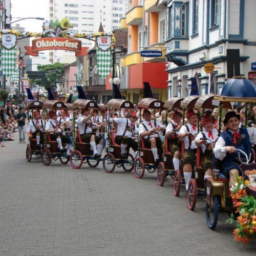 OKTOBERFEST EM BLUMENAU | Maritur